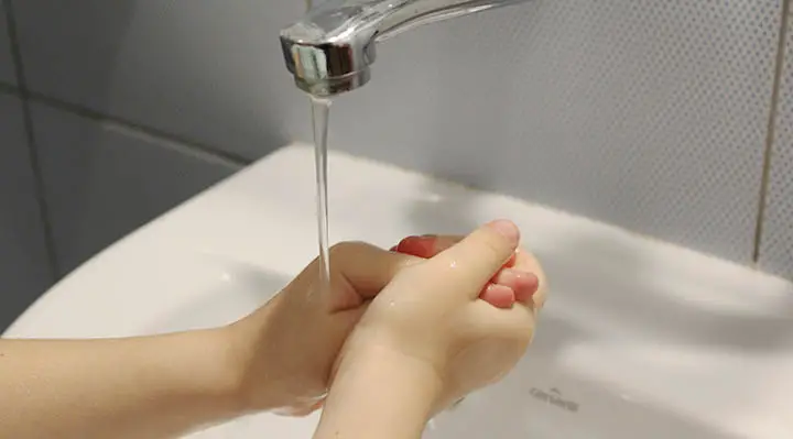 Kid washing hands