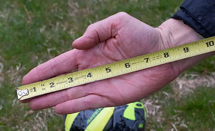 Illustration to measure hand for goalie glove size